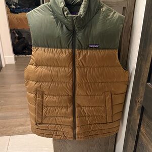 Patagonia Men's Olive and Tan Quilted Vest